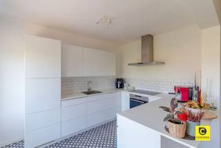 <p><span>Charmant 3-slaapkamerappartement met zuidgericht terras op toplocatie in Wilrijk</span></p><p><span>Op zoek naar een ruim, stijlvol en gerenoveerd appartement op een uitstekende locatie? Dan is dit prachtige 3-slaapkamerappartement van maar liefst 116 m², gelegen op de 3de verdieping aan de Ringlaan 78 te Wilrijk, absoluut een bezoek waard. Het appartement werd in 2017 gerenoveerd en combineert hedendaags comfort met een warme, karaktervolle uitstraling. Bovendien beschikt het over een EPC B, een conforme elektrische keuring en een heerlijk zuidgericht terras.</span></p><h3><span>Locatie:</span></h3><p><span>Het appartement geniet van een uitstekende ligging in Wilrijk. De Ringlaan bevindt zich op een centrale locatie met vlotte verbinding naar Antwerpen, de A12 en de Antwerpse Ring. In de directe omgeving vindt u tal van winkels, supermarkten, scholen, openbaar vervoer en sportfaciliteiten. Bovendien liggen ook Park Den Brandt, Park Middelheim en het Nachtegalenpark op korte afstand, ideaal voor ontspanning en wandelingen in het groen.</span></p><p><span>Indeling:</span></p><p><span>U bereikt het appartement eenvoudig via de lift of trap en komt binnen in een ruime inkomhal, afgewerkt met een stijlvolle visgraatparketvloer die doorloopt doorheen het appartement en alle ruimtes harmonieus met elkaar verbindt. In de hal is reeds een praktische vestiairekast voorzien, met daarnaast nog voldoende ruimte voor extra opbergmogelijkheden.</span></p><p><span>Meteen links bevindt zich de</span><span> </span><span>ruime en lichtrijke leefruimte, eveneens afgewerkt met visgraatparket. Dankzij de brede PVC-raampartijen met dubbele beglazing geniet deze ruimte van een overvloed aan natuurlijk licht. In de avond valt hier bovendien het zonlicht prachtig binnen, wat zorgt voor een aangename en warme sfeer. De leefruimte biedt moeiteloos plaats aan een royaal salon en een grote eettafel.</span></p><p><span>Aansluitend vindt u de open, volledig uitgeruste keuken, afgewerkt met een charmante keramische tegelvloer. Deze beschikt over alle hedendaagse comfortvoorzieningen, waaronder een oven, inductiekookplaat, spoelbak, koelkast, diepvries én meer dan voldoende kastruimte.</span></p><p><span>Verder in de hal bevinden zich achteraan twee volwaardige slaapkamers van elk ca. 17 m². Eén van deze kamers beschikt over een ingebouwde kast en geeft rechtstreeks toegang tot het zuidgericht terras, waar een handige ingebouwde inklapbare bank is verwerkt de ideale plek om volop te genieten van de voormiddag -en namiddagzon. Daarnaast is er nog een derde slaapkamer van ca. 8m², perfect als kinderkamer, bureau of hobbyruimte.</span></p><p><span>De ruime badkamer is modern ingericht en voorzien van een dubbele lavabo, inloopdouche met automatische ventilatiesysteem en aansluitingen voor wasmachine en droogkast. Verder is er ook een apart gastentoilet.</span></p><p><span>Extra praktisch is de individuele, ruime kelderberging in de ondergrondse verdieping. Bovendien is er de mogelijkheid om optioneel een achterliggende garagebox aan te kopen voor 35.000 euro.</span></p><p><span>Troeven op een rij:</span></p><ul><li><span>Volledig gerenoveerd in 2017 </span></li><li><span>Ruim en instapklaar appartement (116 m²) </span></li><li><span>3 slaapkamers </span></li><li><span>Zuidgericht terras </span></li><li><span>EPC B </span></li><li><span>Elektriciteit conform </span></li><li><span>Gemeenschappelijke fietsenstalling </span></li><li><span>Individuele kelderberging </span></li><li><span>Optionele garagebox (35.000) </span></li></ul><p><span> </span></p><p><span>Een ideaal appartement voor wie ruimte, licht en een centrale ligging combineert met comfort.</span></p><p><span> </span></p><p><span> </span></p><p><span>Dit appartement neemt deel aan de verkoopmarathon op </span><span>zaterdag 9 mei 2026.</span></p><p><span>U kan deze woning of dit appartement komen bekijken </span><span>tussen 09u en 12u.</span></p><p><span> </span></p><p><span>Graag een bezoek? Schrijf je dan in via <span>info@coprimmo.be</span></span><span> of via de online afspraak-agenda rechtstreeks (indien mogelijk) op de pagina van dit pand.</span></p><p><span> </span></p>