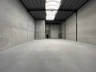 Laatste nieuwbouw KMO-unit met een oppervlakte van 265 m² in combinatie met een kantoorruimte/conciërgewoning van 288 m² op een perceel van 780 m² te koop.<br />Vlot bereikbaar dankzij de ligging op amper +/- 3 km van de Gentseweg (N43) en op +/- 9 km van de E17 op- en afrit 5 Waregem.<br /><br />De magazijnen (brandklasse C) zijn opgebouwd uit een robuuste staalstructuur met geïsoleerde betonpanelen en beschikken over een vrije hoogte van 7 meter. Elk pand is voorzien van een automatische sectionale poort (4 m breed x 4,5 m hoog) met een aparte loopdeur, een lichtstraat en een polybetonvloer. Door de ruime raampartijen aan de voorzijde is er de mogelijkheid om een kantoor of showroom in te richten, eventueel met een verdiepingsvloer. Elk unit beschikt bovendien over een afzonderlijke regenwaterput (10.000 liter) en privéparkeerplaatsen. Geschikt voor diverse activiteiten zoals opslag, productie, enz. Direct beschikbaar!<br /><br />Voor meer informatie of een vrijblijvend plaatsbezoek, neem contact op met Henry Van Tornhout via +32 474 13 37 93 of henry@kmovastgoed.be.<br />