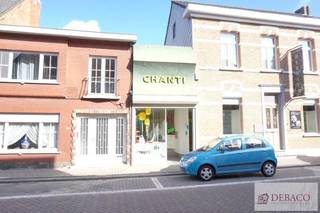 Uitstekend gelegen commerciële eigendom met nieuwe woonst, bestaat uit etalageruimte met winkel, berging en magazijn. Achteraan is een volledig...