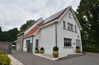 Nieuw bij Animo Vastgoed!!Charmante gezinswoning met verwarmd zwembad, poolhouse en praktijkruimte op toplocatie op de Herebaan-West te...