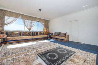 <p>In het hart van het bijzonder gegeerde Brugmannpark in Ukkel biedt dit appartement van ±100 m² op de 7de verdieping een woonomgeving die tegelijk rustig, lichtrijk en inspirerend aanvoelt. Dankzij de doorzonligging op het oosten en westen geniet het de hele dag door van een mooie natuurlijke lichtinval en van open zichten die zijn charme nog extra versterken.</p>
<p>Vanaf de inkomhal voelt u meteen het potentieel van deze plek. De leefruimte nodigt uit om een warme en elegante sfeer te creëren, de keuken wacht erop om volledig naar uw smaak heringericht te worden en de 3 slaapkamers bieden tal van mogelijkheden voor een gezin, een thuiswerkplek of een interieur op maat. De indeling is aangenaam en evenwichtig en maakt het gemakkelijk om zich hier meteen iets moois bij voor te stellen.</p>
<p>Dit appartement is een echte opportuniteit voor wie droomt van een woning die volledig naar eigen wens kan worden ingericht, in een van de meest gegeerde wijken van Ukkel. Een kelder en een garagebox maken het geheel compleet.</p>
<p>Momenteel verhuurd via een huurovereenkomst van 9 jaar die inging op 01/11/2021, spreekt dit pand ook investeerders aan die op zoek zijn naar een toplocatie en een sterk meerwaardepotentieel. De gemeenschappelijke lasten bedragen 414€/maand, aangevuld met 42€/maand reservefonds. EPC G.</p>
<p>Een appartement om opnieuw uit te vinden, in een zeldzame omgeving, om vandaag al het wonen van morgen vorm te geven.</p>
<p><span>7de verdieping</span>: Appartement "A7" (aandelen: 1.705/100.000sten)</p>
<ul>
<li>Inkomhal van ±5 m²</li>
<li>Ruime leefruimte van ±33 m² met terras van ±7 m² gericht op het westen</li>
<li>Ingerichte keuken van ±10 m²</li>
<li>WC met handenwasser</li>
<li>Nachtgang van ±4 m² met ingemaakte kasten</li>
<li>Slaapkamer van ±10 m²</li>
<li>Slaapkamer van ±9 m² met terras van ±7 m² gericht op het oosten</li>
<li>Slaapkamer van ±13 m²</li>
<li>Badkamer met dubbele lavabo, ligbad, WC en washoek</li>
</ul>
<p>Kelder nr. 42<br />1 garage nr. 260 op niveau -3</p>