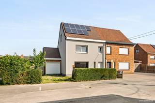 Deze recent vernieuwde woning gelegen in het centrum van Meulebeke bestaande uit: inkomhal, eetkamer met vernieuwde keuken en...