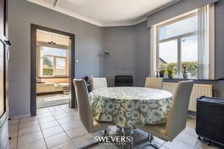 Interesse? Meer informatie op www.SWEVERS.be. - Deze open bebouwing in Heusden-Zolder, gebouwd in 1933 en deels gerenoveerd, ligt op een perceel van 740 m² en biedt veel potentieel voor renovatie of investering. De woning beschikt over een ruime leefruimte (±30 m²), een keuken (vernieuwd in 2011), drie slaapkamers en een badkamer (ook vernieuwd in 2011). Belangrijke werken zijn al uitgevoerd, zoals nieuwe ramen (2005), dakrenovatie en isolatie (2011) en een vernieuwde verwarming (2020, op stookolie). De tuin met noordwestelijke oriëntatie biedt aangename buitenruimte. De ligging is centraal, dichtbij snelwegen, winkels, scholen en openbaar vervoer. De woning is momenteel verhuurd en is geschikt als renovatieproject of opbrengsteigendom met veel mogelijkheden.<br /><br />Dit pand is onderworpen aan de renovatieverplichting van de Vlaamse overheid voor residentiële gebouwen (behoudens bij sloop binnen 5 jaar na de aankoop). Consulteer voor meer informatie de website van het Vlaams Energie- en Klimaatagentschap via https://www.vlaanderen.be/een-huis-of-appartement-kopen/renovatieverplichting-voor-residentiele-gebouwen.<br /><br />Bel ons vandaag nog voor een persoonlijke rondleiding. Wij van Swevers Real Estate helpen je maar al te graag verder. tel. 011 255 155. Bron bewoonbare oppervlakte: EPC-verslag.