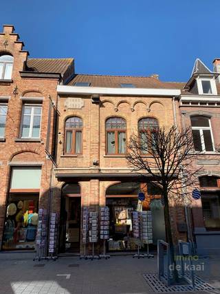 Bovenhuis gelegen in het hart van Nieuwpoort. Geniet hier van een uiterst ruim appartement met een huisgevoel. Gelegen in het commercieel centrum op...