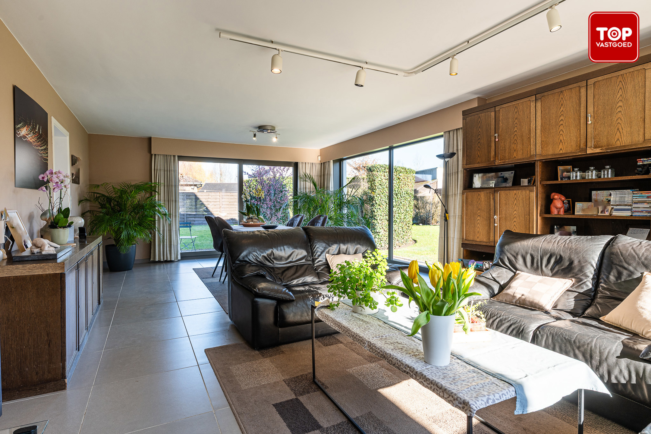 Ruime villa met 4 slaapkamers, dubbele garage en zonnige tuin rondom - foto 4