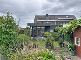 Deze charmante halfopen bebouwing geniet van een gunstige ligging aan een invalsweg, gecombineerd met een verrassend groene en rustige achterzijde. Achteraan kijkt de woning uit over uitgestrekte weilanden ... zeer rustgevend!<br />Een absolute troef is het vergunde werkhuis/atelier van maar liefst 110 m², uitgerust met een hefbrug en sectionaalpoort en voorzien van alle nodige nutsvoorzieningen. Ideaal voor wie nood heeft aan extra werk-, hobby- of opslagruimte, of een eigen atelier aan huis wenst. <br />De woning beschikt bovendien over een ruime oprit met parkeergelegenheid voor meerdere wagens. <br />Indeling: inkomhal met gastentoilet, grote leefruimte met veel licht, een gezellige werkhoek en een houtkachel, ingerichte keuken, vernieuwde veranda met aparte zij-ingang en een wasplaats voorzien van douche. Deels overdekt terras op het westen.<br />Eerste verdieping: drie slaapkamers en badkamer met toilet, wasmeubel en ligbad.<br />De woning heeft een droge praktische kelder en een volledig geïsoleerde zolder met mogelijkheid om een vaste trap te plaatsen en zo extra ruimte te creëren.<br />Ook op energetisch en praktisch vlak biedt deze woning heel wat pluspunten. Zo zijn er 20 zonnepanelen aanwezig en beschikt de woning over een regenwaterrecuperatiesysteem van maar liefst 30.000 liter.<br /><br />Troeven op een rijtje: <br />Combinatie bereikbaarheid, praktische ruimte en landelijke tuin<br />Groot atelier/werkhuis<br />Energielabel B<br />Lichtrijke leefruimtes en een open praktische indeling<br />Verranda in contact met de tuin<br />3 slaapkamers + zolder