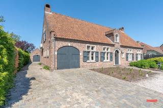 Groot(s) wonen op een toplocatie.En jawel, dat mag je letterlijk nemen. Want 6 slaapkamers en 3 badkamers, daar kan je al iets mee, toch? Verder werd...
