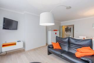 - Volledig gerenoveerd<br />- Twee volwaardige slaapkamers<br />- Lateraal zeezicht <br /><br />Gerenoveerd appartement op de 4de verdieping in de verzorgde residentie "Portofino" vlakbij zee. <br />Een fantastisch verblijf die geniet van 2 slaapkamers in het hartje van Oostende, pal aan de Promenade, de horeca- en handelszaken, het station, en zoveel meer...<br /><br />Indeling: inkomhal, gezellige woonkamer die geniet van lateraal zeezicht, afzonderlijke keuken met toegang tot terrasje, berging, nachthal, afzonderlijk toilet, badkamer met ligbad, twee volwaardige slaapkamers waarvan één met balkon. Privatieve kelderberging inbegrepen. Fietsenstalling op het gelijkvloers. <br /><br />Het dak, de voorgevel en de lift werden reeds onder handen genomen. <br /><br />Ideaal als tweede verblijf of investering. <br /><br />EPC 133/kWh - elektriciteit conform <br /><br />Alle info en bezoeken via immo De Beus 059 510 300 