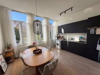 Dit mooi appartement bevindt zich op de eerste verdieping van een gebouw gelegen aan de volledig vernieuwde Paardenmarkt, in de populaire wijk Het Eilandje.<br /><br />Het appartement is enkel toegankelijk met de trap en bestaat uit een ruime leefruimte met open keuken die voorzien is van een inductievuur, een vaatwasser, een koelkast met vriesvak, een combi oven en een afwasbak. Gastentoilet met handenwasser is hier ook aanwezig. Via de hal komt u uit in een tussenkamer met terras. Aan de achterzijde bevindt zich een ruime slaapkamer met een badkamer die voorzien is van een toilet, regendouche, lavabo en aansluiting voor wasmachine. <br /><br />De maandelijkse gemeenschappelijke kosten bedragen €35,00.<br />De meters van gas, water en elektriciteit zijn individueel.<br /><br />BESCHIKBAAR VANAF 01 DECEMBER 2026