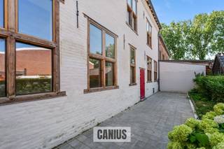 <p><span>MAISON IMPOSANTE AVEC 3 CHAMBRES ET TERRASSE </span></p><p><span> </span></p><p><span>C'est à la périphérie de Saint-Trond, dans le quartier du Béguinage, que se trouve cette maison majestueuse. Le principal atout de ce bien est sans aucun doute son emplacement ! Nous sommes à quelques pas du domaine Speelhof et du centre-ville animé de Saint-Trond. Les transports en commun et les principales voies d'accès vers Hasselt, Tirlemont et Gingelom se trouvent également à proximité.</span></p><p><span> </span></p><p><span>Cette maison est située sur un terrain facile d’entretien de 1 are 46 centiares et a été récemment rénovée tout en conservant ses éléments authentiques et ses détails uniques dans chaque pièce. Le hall d'entrée majestueux, doté d'un haut plafond, donne accès à la cuisine, au salon, à des toilettes séparées pour les invités et à un débarras qui sert également de buanderie. En montant au premier étage, on découvre un couloir, deux chambres et une salle de bains. Un étage plus haut se trouve le grenier. On y découvre une magnifique charpente en bois qui offre de nombreuses possibilités. </span></p><p><span> </span></p><p><span>Après avoir découvert la maison, nous nous rendons sur l’agréable terrasse où l’on peut se détendre complètement après une journée bien remplie. À cela s’ajoute la présence d’un local à vélos commun et d’un jardin.</span></p><p><span> </span></p><p><span>EN BREF</span><span>:</span></p><p><span>Prix demandé : € 550 000,00</span></p><p><span>Vente soumise aux droits d’enregistrement (2 % ou 12 %)</span></p><p><span>Ce bien chargé d’histoire vous intéresse ? N’hésitez pas à contacter rapidement l’un des collaborateurs de Canius Real Estate pour prendre rendez-vous. Vous pouvez joindre notre agence au 011 36 24 24, à l’adresse  ou via <span>info@canius.be</span></span></p><p><span> </span></p><p><span>*Ces informations sont fournies à titre purement indicatif. Les surfaces mentionnées ne sont qu'approximatives. Canius Real Estate ne peut être tenue responsable de l'exactitude des informations qui lui ont été communiquées. </span></p><p><span><br /><br /></span></p>