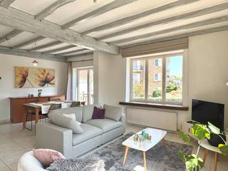 Appartement duplex meublé à quelques pas de la plage!<br /><br />Hall d'entrée, un espace de vie au rdc, cuisine ouverte et équipée, vaste pièce à vivre avec coin repas et salon, chambre avec salle de bains attenante, deuxième chambre à l'étage avec lavabo et toilette, deuxième salle de bains avec baignoire, lavabo et toilette.<br />Plusieurs débarras, grande terrasse à l'avant et place de parking privative.<br /><br />Certificat électrique vierge - Chaudière à condensation - Idéal comme investissement ou résidence secondaire<br /><br />PEB: 249 kWh/(m²/an) - Label C<br /><br />Plus d'info et documents sur www.immodepanne.be