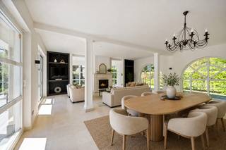 Exclusieve villa in groene oase in Herenthout
Locatie:
Gelegen langs de Itegemse Steenweg in Herenthout met een vlotte verbinding naar omliggende gemeenten en voorzieningen. U geniet hier van rust en privacy op een uitzonderlijk perceel van ca. 1 hectare met zwembad en vijvers.
Indeling:
De woning verwelkomt u via een ruime inkomhal met veel lichtinval. Op het gelijkvloers vindt u twee volwaardige slaapkamers, een badkamer uitgerust met ligbad, douche en dubbele wastafel, evenals een aangename leefruimte waar grote raampartijen zorgen voor een open en lichtrijk gevoel. De keuken kijkt uit op de tuin en staat in directe verbinding met de leefruimte. Verder beschikt deze verdieping over een praktische berging en een inpandige garage.
De bovenverdieping biedt plaats aan vier ruime slaapkamers en een tweede badkamer met douche, lavabo en toilet. Daarnaast is er een ruime overloop aanwezig die perfect kan ingericht worden als bureauruimte, hobbyhoek of speelkamer voor kinderen. Verder is de woning deels onderkelderd met zowel een kruipruimte als een bruikbare kelder.
Troeven:
• Perceel van ca. 1 hectare
• Zwembad en vijvers
• 6 slaapkamers
• Veel lichtinval
• Polyvalente overloop
• Garage en parkeergelegenheid
Technisch:
Solide constructie met grote raampartijen en houtkachel. Deels onderkelderd. Info op aanvraag.
Geniet van 2% verkooprechten bij aankoop als enige woning.
Bel 03/345.88.99 voor meer info.