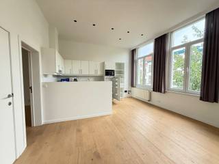Op een toplocatie in Antwerpen-Zuid, tussen de Marnixplaats, het KMSKA en de Scheldekaaien, bevindt zich dit lichtrijke en gerenoveerde 1-slaapkamerappartement van ca. 70 m². Het appartement ligt op de tweede verdieping van een karaktervol herenhuis met slechts vijf wooneenheden.

De ruime leefruimte geniet dankzij drie hoge ramen van een aangename lichtinval en is afgewerkt met een warme houten parketvloer. Aansluitend bevindt zich de volledig uitgeruste open keuken met ontbijttoog en kwalitatieve Bosch-toestellen. De ruime slaapkamer is gelegen aan de rustige achterzijde van het gebouw. Verder beschikt het appartement over een badkamer met douche en dubbele lavabo en een afzonderlijk toilet.

De ligging is zonder twijfel een grote troef. Het KMSKA, het Zuidpark, de Scheldekaaien en talrijke gezellige horecazaken bevinden zich op wandelafstand. Ook winkels, scholen en openbaar vervoer zijn vlot bereikbaar.

Extra comfort wordt geboden door de aanwezige wasmachine, droogkast en reeds geplaatste designverlichting.

Het appartement is onmiddellijk beschikbaar en bereikbaar via de trap (geen lift).

Huurprijs: € 995/maand.
Algemene kosten: € 100/maand, inclusief waterverbruik.
Gas en elektriciteit individueel ten laste van de huurder.

Interesse in dit appartement? Neem gerust contact op voor meer informatie of een bezoek. 

Benieuwd naar de waarde van je woning? Vraag een gratis schatting aan via matthew@bauwensvastgoed.be