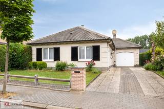 Immo Groot Leeuw vous présente ce bungalow soigneusement entretenu, idéalement situé dans une rue en cul-de-sac, entouré du parc Pater Damiaan,...