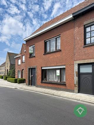 Op een boogscheut van het bruisende centrum van Diksmuide, in Beerst, bevindt zich deze solide woning op een vlot bereikbare ligging nabij tal van voorzieningen.<br /><br />Indeling<br />U komt binnen via de inkomhal met vaste trap naar de verdieping. Op het gelijkvloers vindt u een ruime woonkamer met aansluitend de gesloten keuken. Achteraan bevindt zich de veranda, die mogelijkheden biedt om de leefruimte open en ruimer te maken. Verder zijn er nog een berging en badkamer aanwezig.<br /><br />Op de eerste verdieping tellen we drie volwaardige slaapkamers. De zolderverdieping biedt bijkomende mogelijkheden, zoals het creëren van een extra slaapkamer.<br /><br />Naast de woning beschikt u over een ruime oprit met toegang tot de garage.<br /><br />Met de nodige opfrissingswerken kan u hier volop genieten van de afgesloten tuin.<br /><br />Meer weten? Plan vandaag nog uw bezoek in.