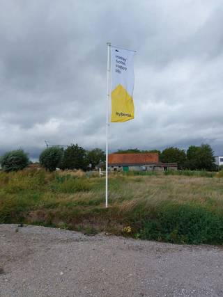 Ontdek deze bouwgrond in de Kleine Ardooisestraat in Roeselare; een rustige en aangename omgeving, perfect voor wie dicht bij het centrum wil wonen zonder de drukte van het
stadsleven. De straat ligt in een residentiële wijk, met een mix van charmante woningen en moderne appartementen. De Kleine Ardooiesestraat biedt een ideale balans tussen
comfort en gemak in een gezellige, groenrijke buurt.
Dit perceel voor open bebouwing is 676 m². Je kiest zelf het ontwerp en de materialen voor jouw droomwoning. We bouwen jouw nieuwe, energiezuinige woning volledig op maat én tegen een vaste prijs.
Contacteer ons voor meer informatie of een afspraak.