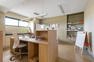 Uitstekend gelegen handelspand + ruim appartement van 260m² in Sint-Gillis-Waas Dit betreft een karaktervolle eigendom die een uitzonderlijke...