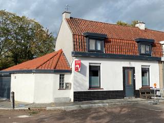 Als je op zoek bent naar een interessante investering in vastgoed, dan vraagt deze rustig gelegen woning zeker uw aandacht! De woning bestaat uit een leefruimte, een badkamer en een ingerichte keuken op het gelijkvloers.  De bovenverdieping bestaat uit één grote ruimte.  De woning beschikt ook over een garage.  Vanaf dag 1 genieten van uw rendement kan... want deze woning is (en blijft) verhuurd!  Vraag vandaag nog uw bezoekmoment aan!