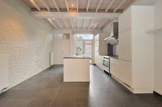 Een hoogwaardig en instapklaar herenhuis met ruime woonvolumes, drie slaapkamers en twee ensuite badkamers, rond een zonnige stadskoer in de Beenhouwersstraat, in het historische hart van Brugge. De leefruimte ligt op de eerste verdieping aan de straatzijde en geniet van veel licht. De slaapkamer op de tweede verdieping kan bovendien worden opgesplitst in twee volwaardige kamers.Met een perceeloppervlakte van 75 m² en een totale bebouwde oppervlakte van 132 m² biedt deze charmante woning verrassend ruime woonvolumes. Gelijkvloers:- inkomhal- Toilet- leefruimte met open keuken- hall met aansluiting wasmachine- zonnige en privatieve stadskoerEerste verdieping:- slaapkamer met ensuite badkamer - toilet- leefruimte / bureau / slaapkamerTweede verdiep: - slaapkamer als het ware privésuite met een en-suite badkamerEen unieke kans voor wie stijlvol en comfortabel wil wonen in het centrum van Brugge. In 2023 werd een nieuwe hoogrendementsketel geplaatst. De muren werden extra geïsoleerd in 2025.De eigendom wordt aangeboden via de Power-sale formule. De vermelde prijs is een instelprijs.