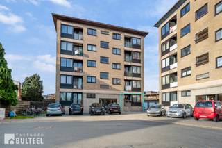 Bent u op zoek naar een opbrengsteigendom of wenst u te wonen in de nabijheid van het centrum, dan is dit appartement beslist iets voor u. Het appartement biedt u een inkomhal, een ruime living met toegang tot een klein inpandig terras, een grote keuken, een slaapkamer, een badkamer met lavabo en douche, een apart toilet en een berging. Een extra troef is de privatieve garage, ideaal voor wie belang hecht aan parkeergelegenheid of extra opslagruimte. De ramen zijn voorzien van dubbele beglazing. Centrale verwarming op aardgas. Elektriciteit is conform. Mogelijkheid tot het aankopen van een garage aan 15.000 euro. Het appartement is momenteel verhuurd. Dankzij de centrale ligging bevinden winkels, scholen, het Romain de Vidtspark, het Waasland Shopping center en het openbaar vervoer zich op wandelafstand. Goede verbinding naar E17 en N16.