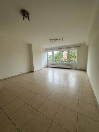 Prachtig en zeer net 1-slaapkamerappartement gelegen aan de Parklaan, met een mooi uitzicht over het Osbroek.Het appartement omvat een inkomhal, een ruime en bijzonder lichtrijke woonkamer, een volledig uitgeruste keuken, een badkamer, een afzonderlijk toilet en één slaapkamer. Daarnaast beschikt het over een privatieve berging en een terras met prachtig uitzicht.Het appartement werd volledig herschilderd en verkeert in bijzonder nette staat. Het gebouw is voorzien van een lift.Zeer gunstig EPC-label B.Onmiddellijk beschikbaar aan € 775 per maand, + € 50 gemeenschappelijke kosten. Water en gas worden via de syndicus afgerekend op basis van een maandelijkse provisie van € 110. Deze wordt eenmaal per jaar gedetailleerd afgerekend.
