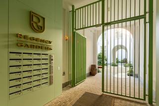 Locatie:Dit prachtige appartement is gelegen in de exclusieve residentie Regency Gardens op de derde verdieping. Met zijn moderne high-end afwerking...