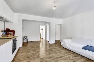 <p>TOPPER! - <strong>epc A</strong> - Nabij het centrum van Ninove bevindt zich dit instapklaar en energetisch appartement(+/- 76 m²). Het EPC heeft label A. Het gebouw werd in 2009 en 2026 verbouwd en verkeert in nieuwe staat. Winkels, scholen en openbaar vervoer bevinden zich op een steenworp. Het appartement bevindt zich op het <strong>eerste verdiep</strong> en omvat een inkomhal, living met salon en eetplaats, een <strong>splinternieuwe keuken</strong>, een slaapkamer en een vernieuwde badkamer. Er is een <strong>mogelijkheid tot aankoop ruime kelderberging</strong>. Warmtepomp (lucht-lucht) - Buitenschrijnwerk in PVC met dubbele beglazing - Elektriciteit conform - Geen lift aanwezig.</p>