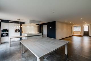 <p><span>Ruime gesloten bebouwing nabij het centrum van Wildert-Essen met vier slaapkamers, drie badkamers, inpandige garage en een prachtig uitzicht op de landerijen.</span></p><p><span>Inkomhal met bureauhoek. </span></p><p><span>Open leefruimte op tegelvloer met aansluitend keuken met kookeiland. De grote schuiframen geven uit op de tuin en het terras. Naastgelegen bevindt zich de bijkeuken met voorzieningen voor wasmachine/droogkast en een ruime douche.</span></p><p><span>Vanuit de bijkeuken is er toegang tot de inpandige garage en de zeer ruime kelderverdieping.</span></p><p><span>Een houten trap leidt naar de eerste verdieping, waar zich drie ruime slaapkamers op parket bevinden. Deze verdieping beschikt over een ruime badkamer en een douchekamer met riante inloopdouche.</span></p><p><span>Op de tweede verdieping bevindt zich nog een ruime vierde slaapkamer en een technische ruimte. Deze kan ook gebruikt worden voor diverse doeleinden.</span></p><p><span>De ruime tuin biedt voldoende privacy en heeft een prachtig uitzucht over de landerijen. Verder beschikt de woning over een gezellig terras.</span></p><p><span>Vooraan de woning is er voldoende parkeergelegenheid. </span></p><p><span> </span></p><p><span>Beschikbaar vanaf 01/11/2026</span></p><p><span> </span></p><p><span>Bezoek moment woensdag 30 september vanaf 15u: enkel op afspraak</span></p><p><span> </span></p><p><span>Voor meer informatie tel 03 666 30 66 of info@allure-re.com</span></p><p><span> </span></p><p><span> </span></p><p><span> </span></p>