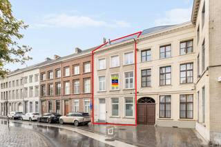 Op een werkelijk<strong> unieke locatie aan het statige Keizersplein in hartje Aalst </strong>vindt u deze uitzonderlijke herenwoning, die recent van A tot Z <strong>compleet werd gerenoveerd </strong>met het grootste respect voor karakter en charme, naadloos gecombineerd met een strakke, eigentijdse afwerking. Met een royale bewoonbare oppervlakte van maar<strong> liefst 230 m², een gunstig energielabel B, conforme elektriciteit</strong> en een <strong>overvloed aan natuurlijk daglicht,</strong> ervaart u hier een ongeëvenaard wooncomfort te midden van een bruisende omgeving vol geliefde adresjes zoals ‘Kop Koffie’, ‘Pastoor’, ‘Ralf en Wolf’ en ‘Bless Aalst’. Bij het binnenstappen verwelkomt de stijlvolle inkomhal met gastentoilet u richting de indrukwekkende, zonovergoten leefruimte met open, modern ingerichte keuken, die direct toegang biedt tot <strong>een zalig privéterras</strong> waar het in alle rust vertoeven is. <strong>Op de eerste verdieping</strong> bevindt zich een eerste gigantische slaapkamer — uitermate geschikt als riante suite of multifunctionele leef- en werkruimte — vergezeld van een ingerichte badkamer én een zalig groot tweede terras waar u volop van de buitenlucht kunt genieten. <strong>Een verdieping hoger </strong>treft u twee grote slaapkamers, praktische ingemaakte kasten op de nachthal en een comfortabele tussenliggende badkamer aan, terwijl<strong> een gigantische geïsoleerde zolder en een ruime kelder </strong>zorgen voor een weelde aan handige bergruimte. <strong>Als extra troef </strong>is het mogelijk om op korte termijn optioneel <strong>een garagebox te huren in de nabijgelegen Arbeidstraat (€ 95 per maand). </strong>Deze unieke herenwoning wordt aangeboden aan een maandelijkse huurprijs van € 1.950 en is onmiddellijk beschikbaar om uw nieuwe thuis te worden.
