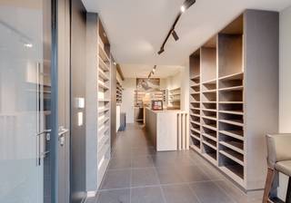 Wenst u zo spoedig mogelijk een bezoek te brengen aan dit handelspand? <br /><br />Contacteer onze verhuurexpert via de knop ‘Maak een afspraak’ op onze website (www.immofrancois.be) of kom eens langs in een van onze nabijgelegen kantoren.<br /><br />Uitermate gunstig gelegen handelspand in het centrum van Tielt.<br /><br />Het handelspand gelegen in de Hoogstraat is als volgt ingedeeld:<br /><br />Gelijkvloers:<br /><br />- 48m² aan handelsruimte<br /><br />- Toilet<br /><br />- Binnenplaats<br /><br />Bent u geïnteresseerd in dit handelspand in het centrum van Tielt? <br /><br />Aarzel dan niet ons te contacteren.<br /><br />