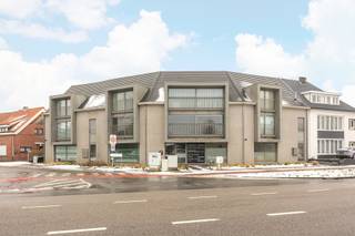 Op een goed zichtbare en vlot bereikbare locatie bevindt zich deze gelijkvloerse kantoor- of praktijkruimte van ca. 86 m², ideaal voor vrije...