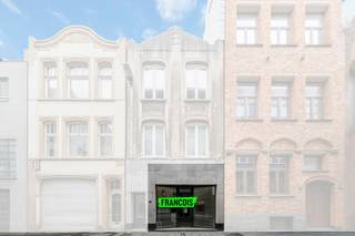 Dit gelijkvloerse handelspand geniet talrijke passage gezien het gelegen is in het economisch centrum van Oostende, eens te meer daar het een vlotte verbinding vormt tussen het Marie-Joséplein (met bus-en tramverbindingen) en de hoofd winkelstraten en het Wapenplein. <br /><br />Het betreft een open handelsruimte van ca. 68m² met een etalageraam van 3 meter breed voor optimale zichtbaarheid en lichtinval. <br /><br />Achterin bevindt zich nog een toilet, kitchenette en een polyvalente ruimte. <br /><br />Er zijn verschillende doeleinden toegelaten. <br /><br />Het gebouw is daarenboven in eigen beheer en er is dus geen syndicus. De maandelijkse lasten zijn hierdoor zeer beperkt. <br /><br />Bent u op zoek naar een commercieel uitermate gunstig gelegen handelsruimte? Aarzel dan niet en neem contact op voor meer info of een afspraak. <br /><br />