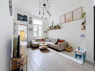 <p><strong><span>Ruime én stevige Stadswoning met 4 SLPK én terras!</span></strong><br /><br />Deze bijzonder stevige en ruime stadswoning combineert authentiek karakter met hedendaags comfort. De woning werd grotendeels gerenoveerd en is, op de laatste afwerkingen na, bijna volledig klaar om haar nieuwe bewoners te verwelkomen. Een ideale thuis voor wie houdt van ruim wonen én graag alle voordelen van het stadsleven binnen handbereik heeft.</p>
<p>Via de aparte inkomhal betreedt u de woning. Deze biedt toegang tot de ruime leefruimte, de keuken en de kelder.</p>
<p>De <strong>lichtrijke en uitgestrekte leefruimte</strong> vormt het hart van de woning. Dankzij de aangename lichtinval en het zicht op de gezellig aangeklede koer/terras geniet u hier van een bijzonder aangename woonbeleving. De ruimte biedt plaats aan een comfortabele zithoek/salon en een <strong>volledig nieuwe, open en geïnstalleerde keuken.</strong></p>
<p>Aansluitend bevindt zich een praktische eetzone die mooi aansluit bij de leefruimte en zorgt voor een hedendaagse uitstraling en optimaal wooncomfort. Vanuit de eetruimte geeft een groot schuifraam rechtstreeks toegang tot de gezellige koer/terras, een fijne plek om buiten te genieten.</p>
<p>Een apart toilet op het gelijkvloers vervolledigt deze verdieping.</p>
<p>Op de <strong>eerste verdieping</strong> bevinden zich twee ruime slaapkamers, waarvan één met inloopdressing, én een royale badkamer die alle comfort biedt met een ligbad, dubbele lavabo en inloopdouche. Een apart toilet met extra ruimte voor wasmachine en droogkast maken deze eerste verdieping compleet!<br /><br />Ook de <strong>tweede verdieping</strong> beschikt over twee slaapkamers, waardoor de woning in totaal maar liefst vier slaapkamers biedt. Daarnaast is er op deze verdieping nog een <strong>afgesloten zolderruimte</strong>, ideaal als bergruimte of voor een verdere praktische invulling.</p>
<p>De woning biedt met haar stevige structuur, royale ruimtes, vier slaapkamers en aangename buitenruimte een bijzonder interessante combinatie van <strong>ruimte, comfort en stadsleven</strong>.</p>
<p><strong>Een woning voor wie graag ruim woont, maar tegelijk wil genieten van alles wat wonen in de stad te bieden heeft — winkels, horeca, openbaar vervoer, scholen en tal van voorzieningen op korte afstand.<br /></strong><br />Voor een bezoek en/of meer info contacteer uw vastgoedkantoor KURTIMMO via info@kurtimmo.be OF 0476/076993.</p>