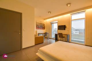 <p><span>Moderne gemeubelde studio, geschikt voor één persoon, in het centrum van Leuven </span></p><p><span> </span></p><p><span>Deze studio is gelegen op de Bondgenotenlaan en is volledig bemeubeld. Door zijn unieke ligging in het centrum van Leuven en vlakbij het openbaar vervoer is dit jouw ideale uitvalbasis. Deze studio is geschikt voor één persoon. </span></p><p><span> </span></p><p><span>De studio is volledig uitgerust. Je beschikt over een zetel, tweepersoonsbed, tafel en stoelen, bureau en televisietoestel. De kitchenette is volledig ingericht met koelkast, vaatwasser, microgolf en kookplaat. Daarnaast is ook bestek, borden en kookgerei voor jou voorzien. De badkamer beschikt over een douche, toilet en wastafel. Heb je een wasmachine of droogkast? De aansluiting hiervoor is aanwezig. </span></p><p><span> </span></p><p><span>Het gebouw is uitgerust met een lift. In de kelder van het gebouw kan je jouw afval kwijt en is er ruimte om jouw fiets te stallen. </span><span> </span></p><p><span> </span></p><p><span>De maandelijkse kosten bedragen in totaal €95. Dit forfait dekt al jouw kosten voor de gemeenschappelijke delen, verwarming, internet, vuilnisophaling en bij de aanvang van jouw contract krijg je nieuwe matrasbeschermer. </span></p><p><span> </span></p><p><span>Deze studio kan je ook voor een kortere termijn huren. De minimale periode is 6 maanden en de huurprijs wordt in dit geval verhoogd met 8%. De lasten blijven dezelfde. </span></p><p><span> </span></p><p><span>Plan nu jouw bezoek in!</span></p><p><span> </span></p><p><span>015 20 36 00 - <span>info@domoxim.be</span></span></p>