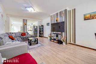 Deze licht op te frissen gezinswoning, gelegen in het centrum van Sint-Niklaas, biedt u op het gelijkvloers een grote en lichtrijke leefruimte,...