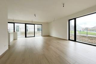 *** OPENDEUR OP 22/11/2025 VAN 10U TOT 12U ***Deze halfopen nieuwbouwwoning combineert hedendaags wooncomfort met een vooruitstrevende...