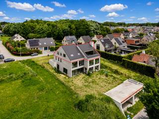 Op de bovenste verdieping van deze uitzonderlijke eigendom in Dikkelvenne bevindt zich een prachtig penthouse met een uniek uitzicht over de Scheldevallei.<br /><br />Het penthouse is bereikbaar via de hoofdingang aan de voorzijde van het gebouw. Via de inkomhal, voorzien van een trap, een technische ruimte en plaats voor het installeren van een lift, bereikt u de bovenverdieping. Deze omvat plaats voor o.a. een gastentoilet, een ruime leefruimte met een open keuken en een aansluitende berging.<br /><br />Verder beschikt het penthouse over de mogelijkheid om een master bedroom met ensuite badkamer te creëren, aangevuld met twee slaapkamers, een tweede badkamer en een afzonderlijk toilet.<br /><br />Een absolute troef is het ruime terras, waar u in alle rust kunt genieten van de prachtige omgeving en het unieke uitzicht.<br />Parkeren kan aan de voorkant van het gebouw, waar ruimte is voorzien voor de realisatie van twee parkeerplaatsen.<br /><br />Voorstudie EPB resulteert in een E-peil van 20. <br /><br />Het appartement wordt casco aangeboden, waardoor u de afwerking en inrichting volledig naar eigen smaak en wensen kunt realiseren.