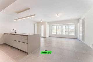 Stap binnen in dit indrukwekkend gerenoveerde appartement van 90 m², waar elk detail met zorg en stijl werd uitgekozen. De afgelopen maanden onderging deze royale 2-slaapkamerwoning een totaalrenovatie 🛠️, uitgevoerd met kwalitatieve materialen en een hoogwaardige afwerking ✨.<br /><br />De open keuken is dé absolute blikvanger 👀 van het appartement. Ingewerkt in een contrasterende wandkast vind je een keramische kookplaat 🍳, vaatwasmachine 🧼, combi-microgolfoven 🔄 en een koel-vriescombinatie ❄️ – allemaal strak geïntegreerd en perfect passend in het stijlvolle interieur.<br /><br />De gekozen zachte aardetinten 🌾 doen denken aan het strand 🏖️ en zorgen meteen voor een ontspannend vakantiegevoel. Vanuit de lichtrijke living kan je zelfs een streepje zeezicht meepikken 🌅!<br /><br />Beide slaapkamers 🛏️ bevinden zich aan de rustige achterzijde van het gebouw. Eén slaapkamer is bovendien voorzien van een eigen wastafel 🚰 – handig en comfortabel. De moderne badkamer beschikt over een wastafel en ruime inloopdouche 🚿.<br /><br />➕ Gemiddelde maandelijkse kosten: € 95<br /><br />➕ Gunstige EPC-score: 177 kWh/m² 🌱<br /><br />➕ Kadastraal inkomen: € 941 💼<br /><br />Dit instapklare pareltje combineert stijl, comfort en ligging – ideaal als tweede verblijf, investering of vaste woonst aan zee! 🌟