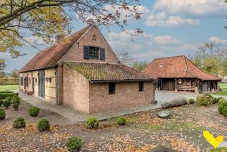 Unieke authentieke langgevelhoeve in Herselt, gelegen aan de Grensstraat, op een uitzonderlijk perceel van 19.921m² met een bruikbare oppervlakte...
