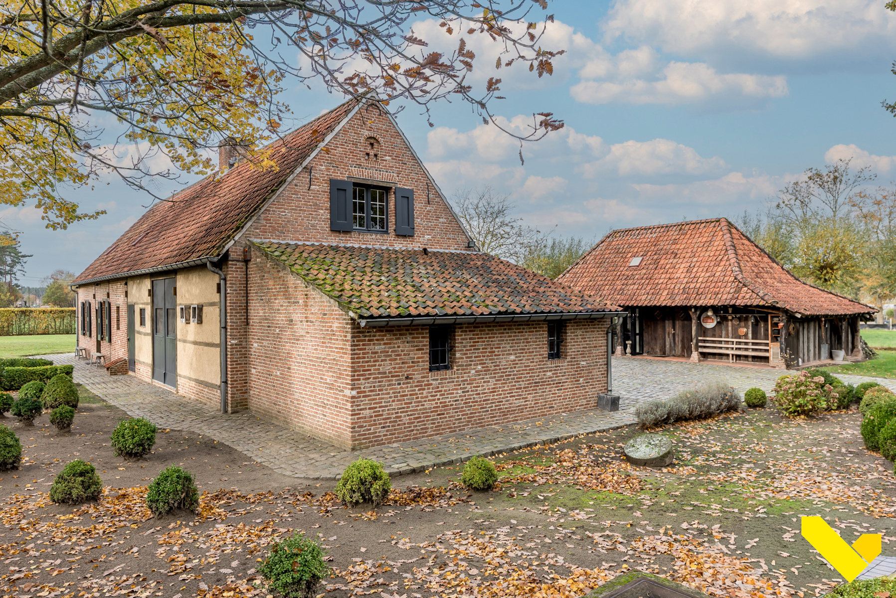 Unieke authentieke langgevelhoeve op uitzonderlijk perceel. - foto 3