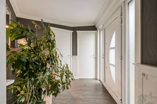 Ontdek deze prachtige open bebouwing op een riante perceel van 758 m², gelegen in een rustige en groene omgeving, op een boogscheut van Nieuwkerken...