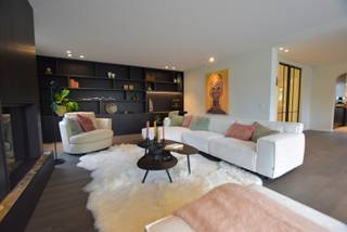 TE HUUR: Prachtig gerenoveerde villa aan de rand van het Zoute<br /><br />Indeling: inkomhal met vestiaire en gastentoilet. Lichtrijke woonkamer met toegang uitgevend op het zuid gericht terras en tuin met zwembad.<br />Volledig ingerichte keuken, aparte wasruimte en bureauruimte.<br /><br />Eerste verdieping: masterbedroom met badkamer. 2 volwaardige slaapkamers elk met een douchekamer. <br />Op de 2de verdieping: 2 volwaardige slaapkamers, toilet en aparte douchekamer. <br />Garage voor 1 wagen. Verschillende parkeerplaatsen. <br /><br />Voorwaarden:<br />De villa wordt gemeubeld verhuurd.<br />Geen domicilie mogelijk.