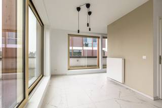 <strong>Fantastisch duplex-appartement (ca 110 m²) met 3 slaapkamers en ruim zonneterras</strong><br /><br />Recent, ruim en uitzonderlijk lichtrijk duplex-appartement met groot zonneterras in het centrum van Boechout. Drie slaapkamers, moderne afwerking en alle comfort binnen handbereik.<br /><br /><span><strong>Specifieke kenmerken:</strong></span><br />- Nieuwbouwproject ‘Midden II’ in het centrum van Boechout (2019)<br />- Bewoonbare oppervlakte van ca. 110 m²<br />- Geweldige lichtinval dankzij vele raampartijen<br />- Riante leefruimte met toegang naar terras (35 m²)<br />- Kwalitatieve Vasco keuken met AEG toestellen<br />- 3 slaapkamers<br />- Staanplaats bij te huren aan € 80 per maand<br />- Gemeenschappelijke fietsenstalling<br />- Gemeenschappelijke kosten: € 120 per maand (elektriciteit/onderhoud gem. delen, lift, syndicus, ... )<br />- Openbaar vervoer, station Boechout, P&amp;R Boechout op wandelafstand<br /><br /><span><strong>Technische kenmerken:</strong></span><br />- Groendak met 4 zonnepanelen<br />- Dubbele beglazing met aluminium profielen (zonnewerend glas)<br />- Ventilatie type D<br />- Zonnetent op het terras<br /><br /><strong><span>Indeling:</span></strong><br /><strong>Gelijkvloerse verdieping:</strong><br />- Leefruimte (ca 55 m²)<br />- Keuken<br />- Apart toilet<br />- Berging/wasplaats<br /><br /><strong>Eerste verdieping:</strong><br />- Nachthal<br />- 3 slaapkamers (8 - 12 - 15 m²)<br />- Badkamer met ligbad/douche, toilet en wastafel (8 m²)