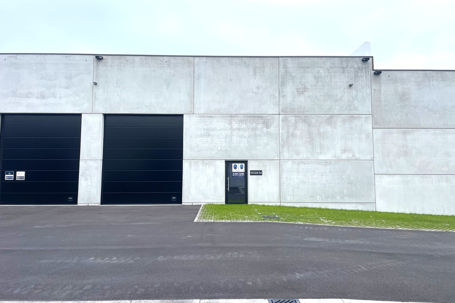 te huur Maldegem – uitstekend gelegen bedrijfsunit van 327m² voor opslagruimte of atelier. - foto 5