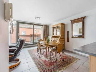 Dit leuke appartement is gelegen op de tweede verdieping van een klein blokje in het centrum van Kapellen. Het winkelcentrum Promenade en het...