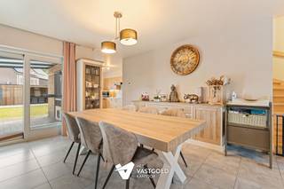 <p><span>Recente, energiezuinige woning op ideale ligging nabij centrum</span></p><p><span> </span></p><p><span>Belangrijkste troeven:</span></p><p><span>- Recente, energiezuinige en perfect instapklare woning</span></p><p><span>- Ideale ligging: rustig en vlak bij centrum</span></p><p><span>- Recent zonnepanelen geplaatst</span></p><p><span>- Tuin recent volledig aangelegd</span></p><p><span>- Carport, overdekt terras en knappe tuinberging met overdekt zonneterras</span></p><p><span>- Volledig geïnstalleerde keuken</span></p><p><span>- Knappe badkamer met bad- douchecombinatie, dubbel meubel en wc</span></p><p><span> </span></p><p><span>Bekijk zeker ook de 3D virtuele rondleiding en de grondplannen met de afmetingen. Zo krijgt u van thuis uit al een perfect beeld van wat deze woning te bieden heeft!</span></p><p><span>Wenst u meer info of een vrijblijvende bezichtiging, contacteer dan ons kantoor op het nummer 014 39 99 99 en wij helpen u graag verder.</span></p><p><span> </span></p><p><span> </span></p>