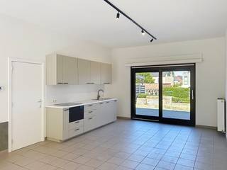 Huurprijs: €1.300/maand<br />Beschikbaar vanaf: 01/09/2026<br /><br />Op zoek naar een gezellige, instapklare woning op een rustige en mooie locatie? Deze woning met 3 slaapkamers, een ruime leefruimte, een nieuwe open keuken, terras en tuin is gelegen in een rustige straat, vlak bij de dijk en het water. Een ideale ligging voor wie graag geniet van rust, natuur en mooie wandelingen.<br /><br />Een extra troef zijn de 2 privatieve parkeerplaatsen, die inbegrepen zijn in de huurprijs.<br /><br />Indeling<br /><br />Bij het betreden van de woning komt u terecht in de inkomhal. Recht tegenover de inkomhal bevindt zich een afzonderlijk toilet.<br /><br />Via de inkomhal komt u vervolgens in de ruime en lichtrijke leefruimte met eetplaats. De woning beschikt over een nieuwe, volledig ingerichte open keuken, die mooi aansluit bij de leefruimte. Vanuit de keuken is er rechtstreeks toegang tot het ruime terras en de tuin, ideaal om buiten te genieten.<br /><br />Achter de keuken bevindt zich de traphal. Op het gelijkvloers is er daarnaast nog een extra praktische ruimte, ideaal als technische/bergruimte en geschikt voor het plaatsen van onder andere een wasmachine en droogkast.<br /><br />Op de eerste verdieping komen we in de nachthal. Deze verdieping beschikt over:<br /><br />3 slaapkamers<br />Een extra polyvalente ruimte, ideaal als dressing, hobbykamer, bureau of bergruimte<br />Een badkamer voorzien van toilet, douche en lavabo en een praktische opbergkast.<br /><br />Huurprijs: €1.300 per maand, inclusief 2 privatieve parkeerplaatsen.<br /><br />Interesse in deze woning? Neem gerust contact op voor meer informatie of een bezoek.<br />marte@mondovastgoed.be<br />Tel: +32 498 40 40 50