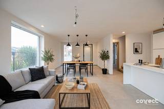 <p><span>Aankoop mogelijk aan 6% BTW!</span></p><p><span> </span></p><p><span>Ontdek deze zeer ruime en moderne halfopen nieuwbouwwoning op een gunstige locatie in Sijsele, met vlotte verbindingen naar Brugge, Maldegem en de Kust. In de directe omgeving vindt u winkels en openbaar vervoer.</span></p><p><span> </span></p><p><span>De woning combineert moderne architectuur met hoogwaardige afwerking en biedt een bewoonbare oppervlakte van ca. 200 m², aangevuld met een vrijstaande garage van 28 m².</span></p><p><span> </span></p><p><span>Indeling: inkomhal met gastentoilet, ruime en lichtrijke leefruimte (47 m²) met open, volledig geïnstalleerde keuken en aansluitende berging/wasplaats. </span></p><p><span> </span></p><p><span>Op de eerste verdieping bevinden zich 3 slaapkamers, waaronder een master bedroom (17 m²) met ruimte voor een grote dressing, een stijlvolle badkamer met inloopdouche, ligbad en dubbel lavabomeubel, en een apart toilet. </span></p><p><span> </span></p><p><span>De zolder (28 m²) met vaste trap biedt extra mogelijkheden (leidingen worden voorzien)</span></p><p><span> </span></p><p><span>Buiten geniet u van een zuidwestgerichte tuin met inbegrepen afsluiting.</span></p><p><span> </span></p><p><span>Energiezuinig wonen met E-peil < E20, warmtepomp, vloerverwarming, regenwaterput 7500l aangesloten aan de sanitaire installatie, ventilatiesysteem D en zonnepanelen.</span></p><p><span> </span></p><p><span>Contacteer Lorenzo voor een bezoek: 0492 08 08 08 lorenzo@correctvastgoed.be</span></p><p><span> </span></p><p><span>Online schattingstool: https://www.correctvastgoed.be/schatting</span></p>