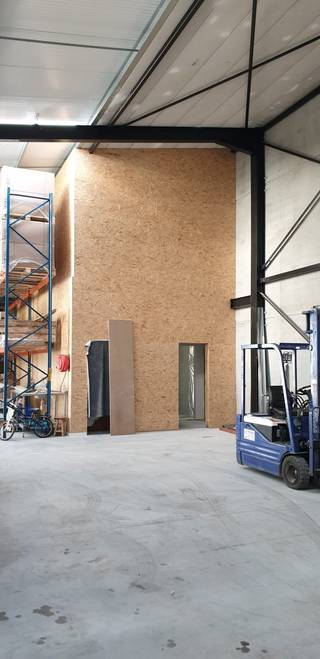 Deze lichtrijke kantoorruimte bestaat uit een gelijkvloers en eerste verdieping met een oppervlakte van 70m². De kantoorruimte bestaat op...