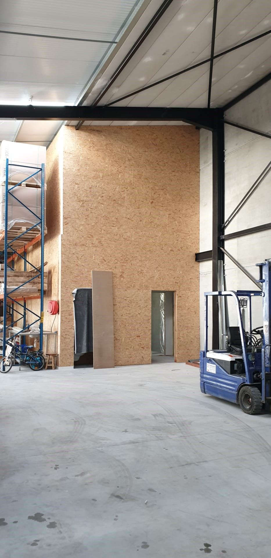 Lichtrijke Kantoorruimte met privéterras met loods te Huur - foto 3